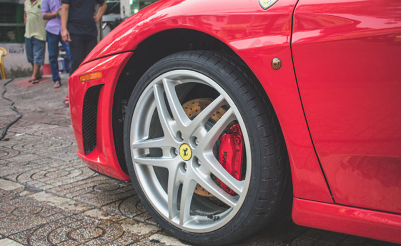 Hàng hiếm Ferrari F430 Spider tháo bánh lau chùi trên vỉa hè Sài Gòn
